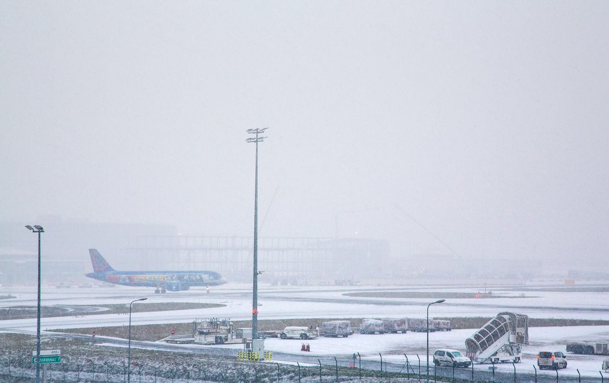 #QuandIlNeigeYaToujours des avions...❄️✈️ #CDG #Meteo #Neige