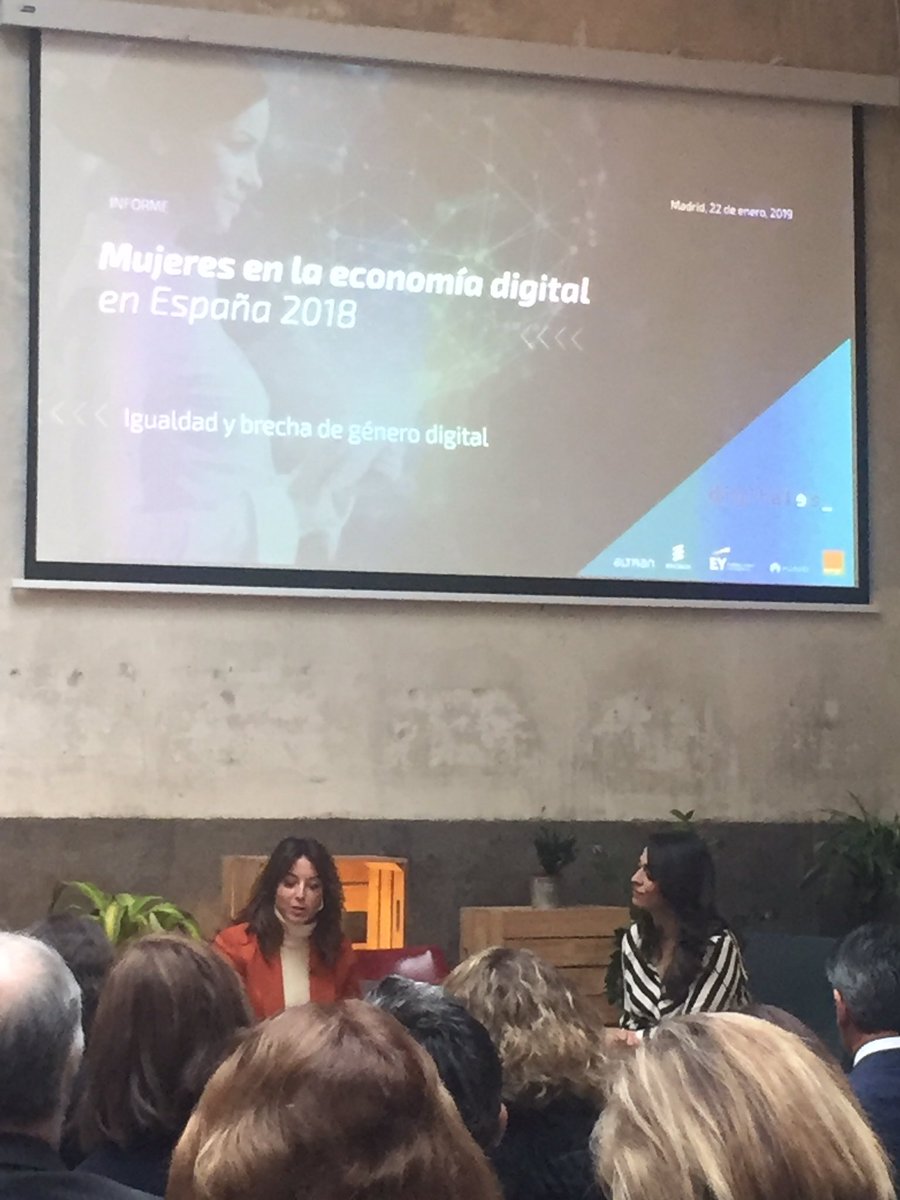 IclavesSL's tweet photo. Nuestra socia Carlota Tarín debate con @AliciaRichart, Directora General de @AsocDigitales, sobre la presencia de las mujeres en la economía digital española. https://t.co/ncfzRh8f3s