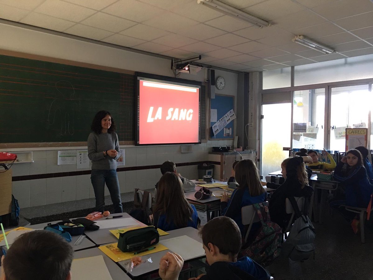 LaSalleManresa's tweet photo. Com organitzar una campanya de donació de sang? Per què és tan important donar sang? Ahir la Marta Hernàndez, de @donarsang va resoldre aquests dubtes i molts més als alumnes de 5è de Primària, dins del projecte Carn i Ossos #sangfluencer #bloodfluencer #donarsang #live4live https://t.co/V5PGSrRjoJ