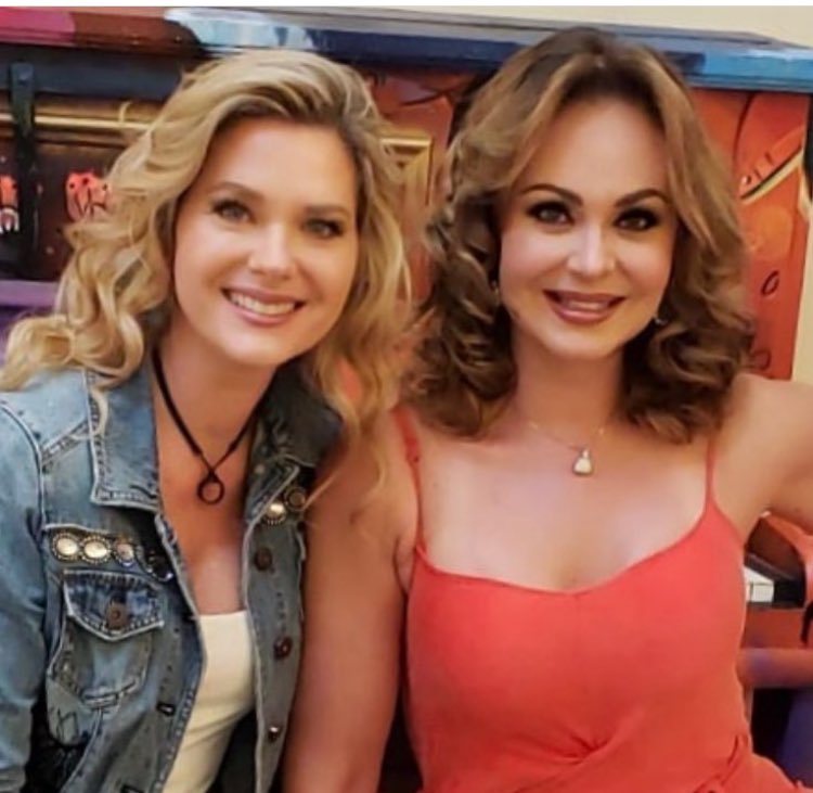 SonyaSmithEs's tweet photo. Unas fotos que nos comparte nuestra @Sonya_Smith en desde República Dominicana en la promoción de #DivinasMX https://t.co/ULkAYIFsxx