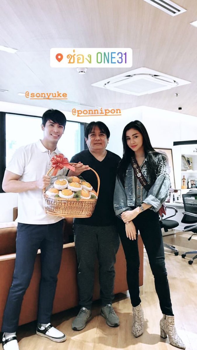 sonyukedotcom's tweet photo. พี่สน - ซูริ สวัสดีปีใหม่พี่ป้อน จ้าาา!! 😃 Credit : IG Story @sueri #sonyuke #sonyukedotcom #sueri #Therealghosts #ช่องส่องผี #movie #เป็นต่อ #รักไม่ลืม #one31 https://t.co/1201NU4n6v