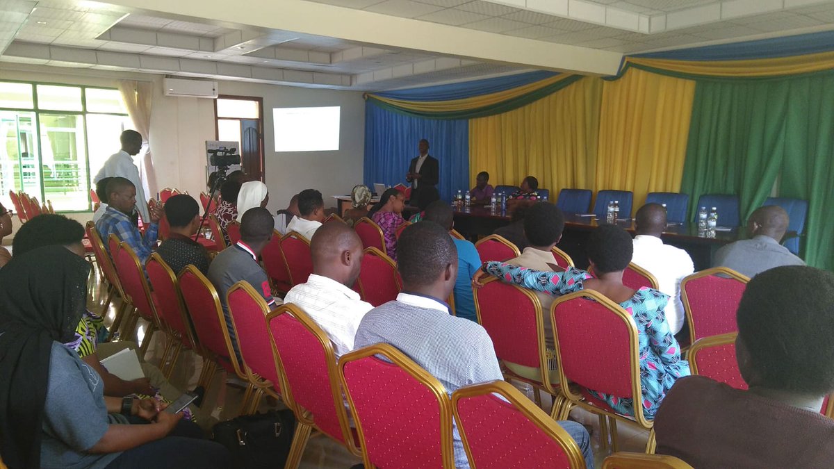 alavamedicus's tweet photo. Arrancamos con el proyecto ISUKU HOSE, de promoción de la higiene y el saneamiento en el Distrito de @Kamonyi, con la participación de las autoridades locales en un taller de lanzamiento de actividades. #COFORWA #WASH https://t.co/bRCA6gfIxn
