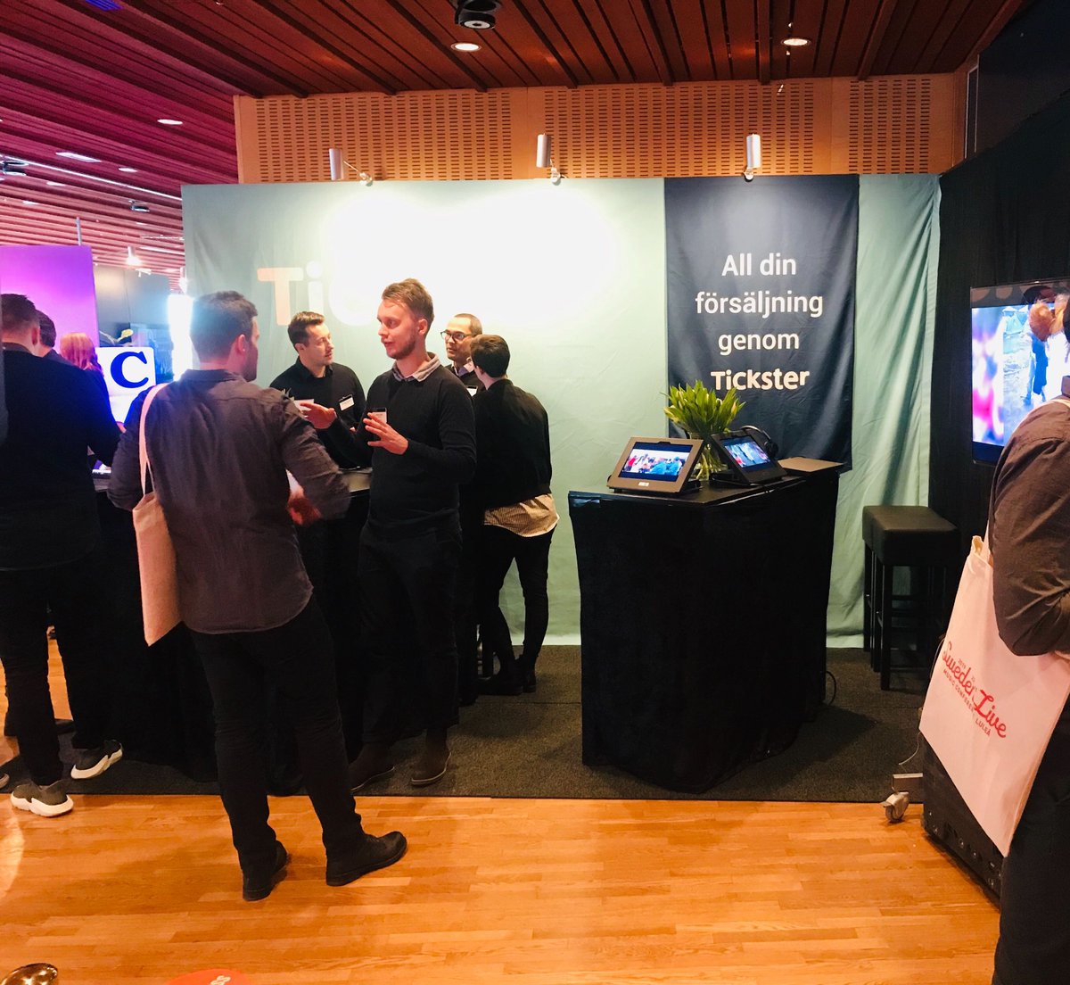 TicksterAB's tweet photo. Dag 1 på @swedenlive. Kom och träffa oss i Monter 26, plan 5. #Biljettenärbarabörjan #tickster #swedenlive

Läs mer här: https://t.co/1ZlqqvaiJt
Mer info Sweden live: https://t.co/r2S0BHjcpE https://t.co/51qFy1WN23