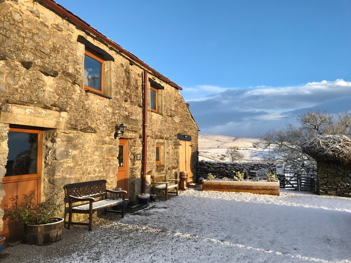 Beautiful views from @gauberbunkbarn this morning! #yorkshiredales #yorkshiredalesnationalpark #sheepinthesnow #ribblesdale #ribblehead #yorkshirelandscapes #countryside #WinterLandscape #snow #bluesky #winterscenes #beautifulday #winter2019