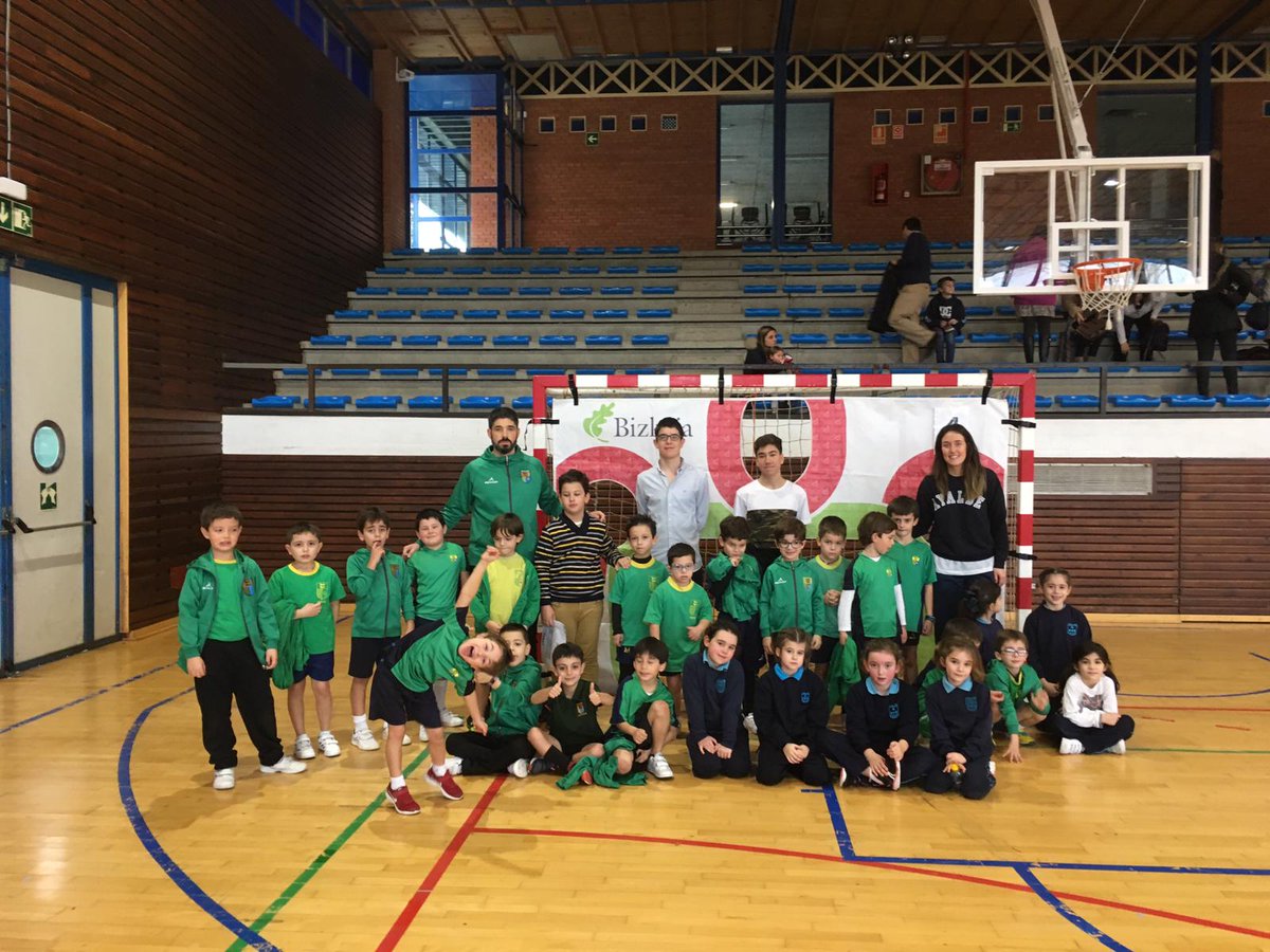 Ayalde_Munabe's tweet image. Los alumnos de 1º y 2º de EP de @colegioMunabe de Heziki tuvieron su primera topaketa en Fadura este domingo. En estas quedadas organizadas por la Dipu de @Bizkaia los chicos pueden de iniciarse en el deporte de una manera lúdica. #Munabe #Ayalde #Heziki #Bizkaia #Fadura
