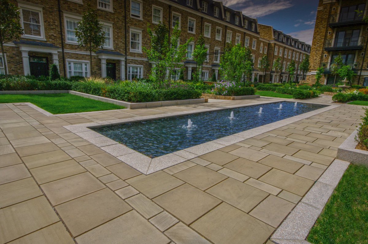Hardscape_ENG's tweet photo. Stunning #Sandstone &amp; #Granite at #ChiswickGate in #London as part of a tranquil green space for residents of the apartments and townhouses from @BerkeleyGroupUK 😍 Oakley Buff Sandstone with Royal White, Magma &amp; Pink Pearl granite #paving &amp; #kerbs 🔥 #LandscapeArchitecture https://t.co/WLLRmkDNgJ