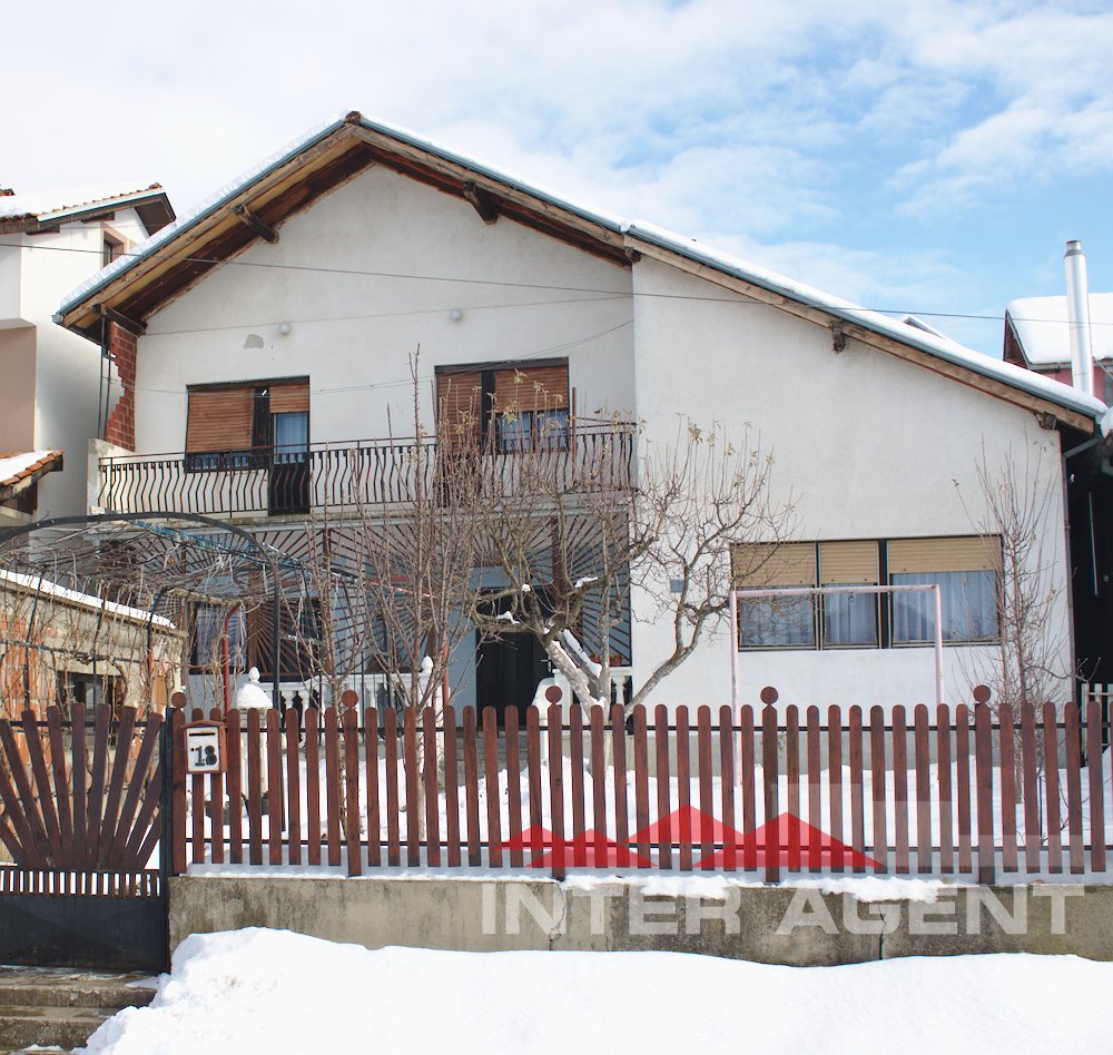 InterAgent027's tweet image. Na prodaju kuća u Prokuplju površine u osnovi 112 m2 u osnovi, dvoetažna. Plac je površine oko 4 ari. Nalazi se naselju „Kasarna“ u jednoj od najlepših ulica u gradu.

Link: interagent.rs/listing/na-pro…!