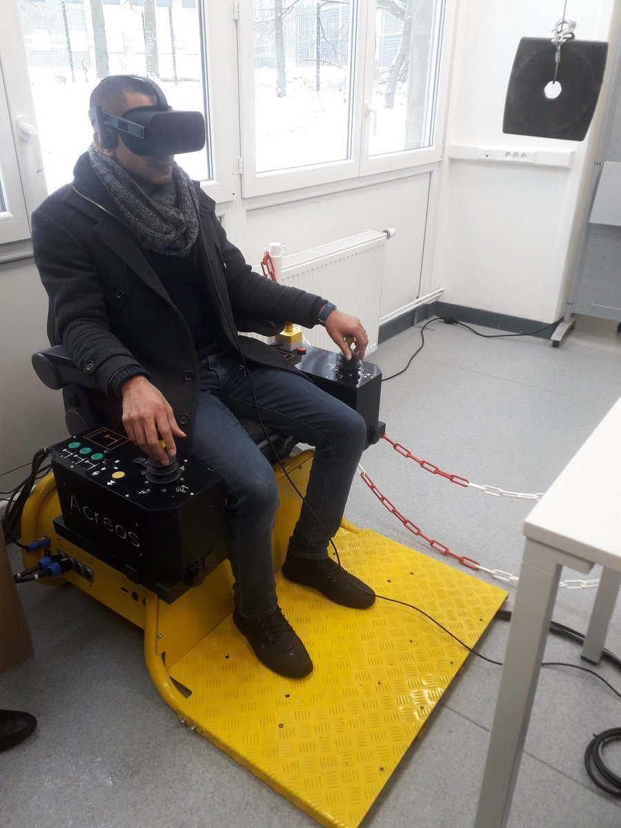 Construction4_0's tweet photo. Soutenance du projet I/Oteam, un groupe d'étudiants de l'@IG2i_ecLille sur la grue connectée pilotable grâce à un casque de réalité virtuelle. Bravo aux étudiants ! #construction #RV https://t.co/s0SeQHClWO