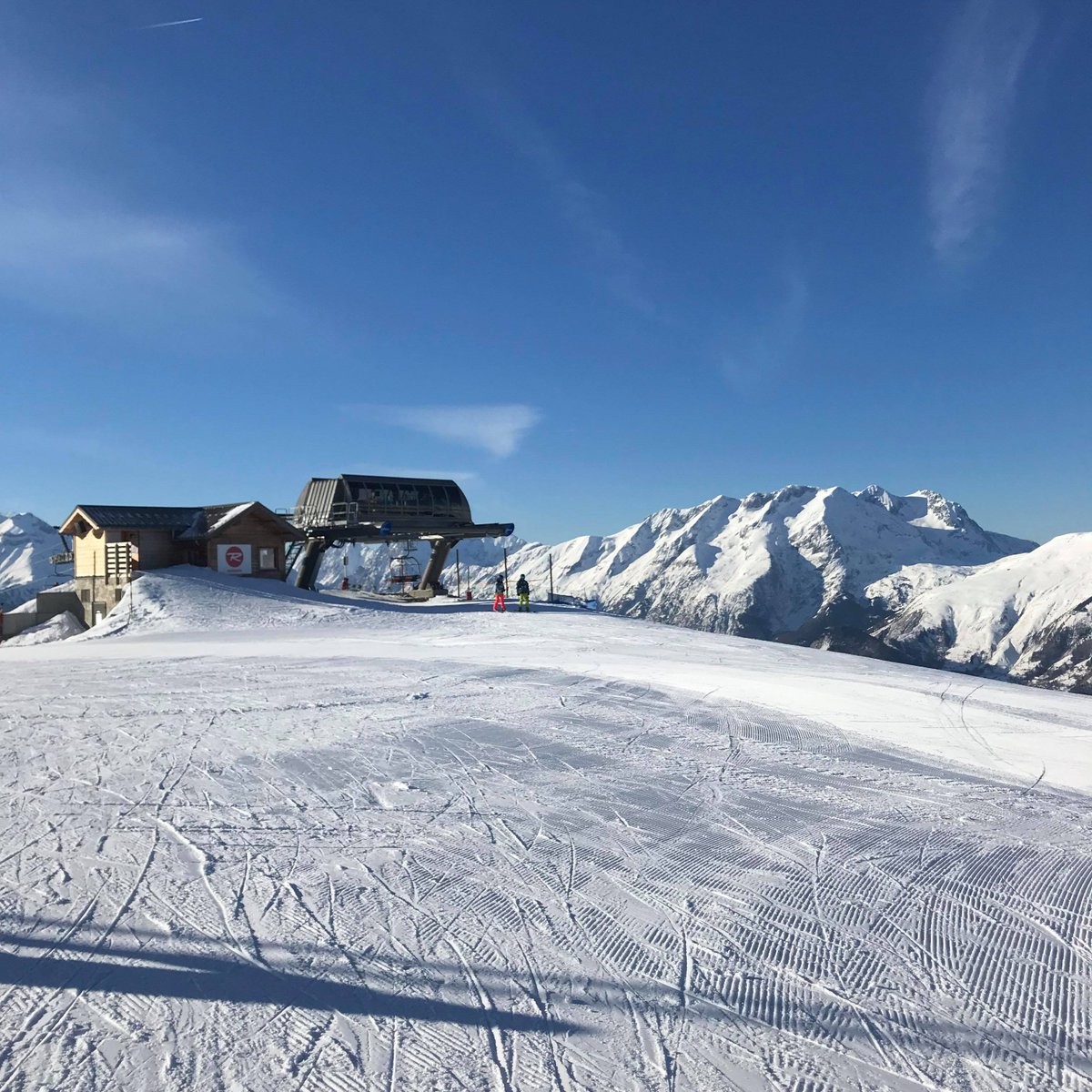 EcoleOptiqueLil's tweet photo. Nos étudiants ont eu l'immense privilège de participer au GSC Junior de @KrysGroup la semaine dernière à l'Alpe d'Huez !!
De jeudi à dimanche, ils ont passé leurs oraux de rapport de stage et en ont également profité pour travailler leur jeu de jambes sur les skis... 😍😄 https://t.co/m3J8eqk9ad