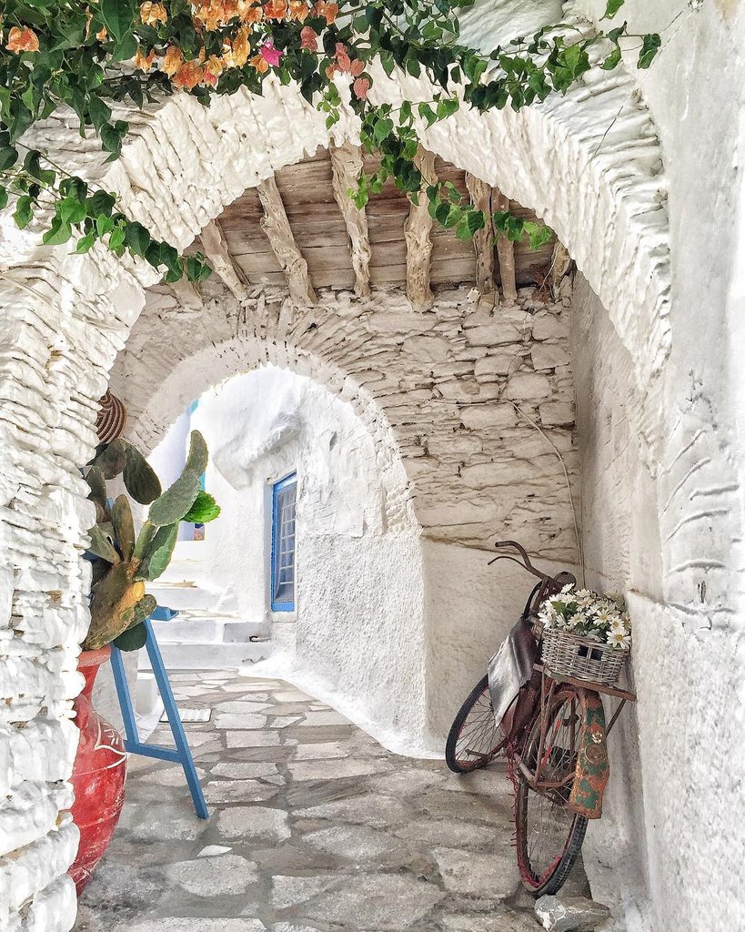 Syrosislandgr's tweet photo. Strolling in #AnoSyros you will discover a place that preserves a magical medieval atmosphere, white houses and arches at the edge of the hill leading to the top of the village #Syros #MoreThanAnIsland #PlaceToFallinLove #SyrosIsland #VisitSyros #Greece

[📷: despoina_sap on IG ] https://t.co/HttC9QrgeN