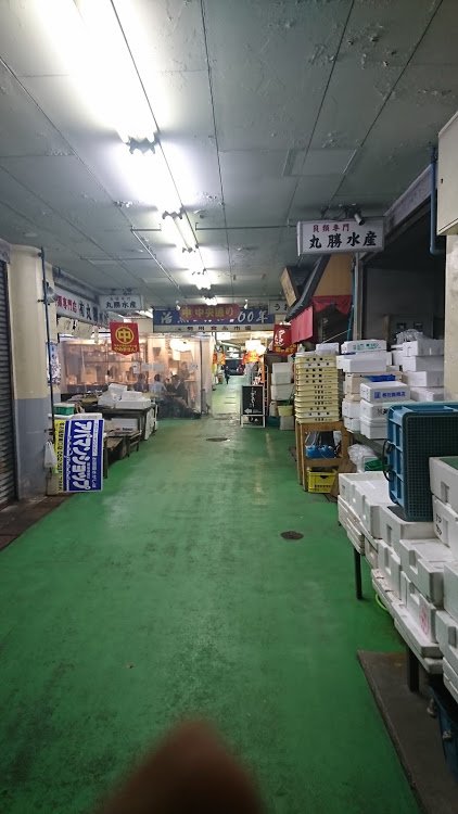 tokaiboin's tweet photo. 水産市場の中で酒の匂い
くんくん！
(^q^)
#t
[ #PluCial https://t.co/TFnLA9rYvN ] https://t.co/vlm82jby6B
