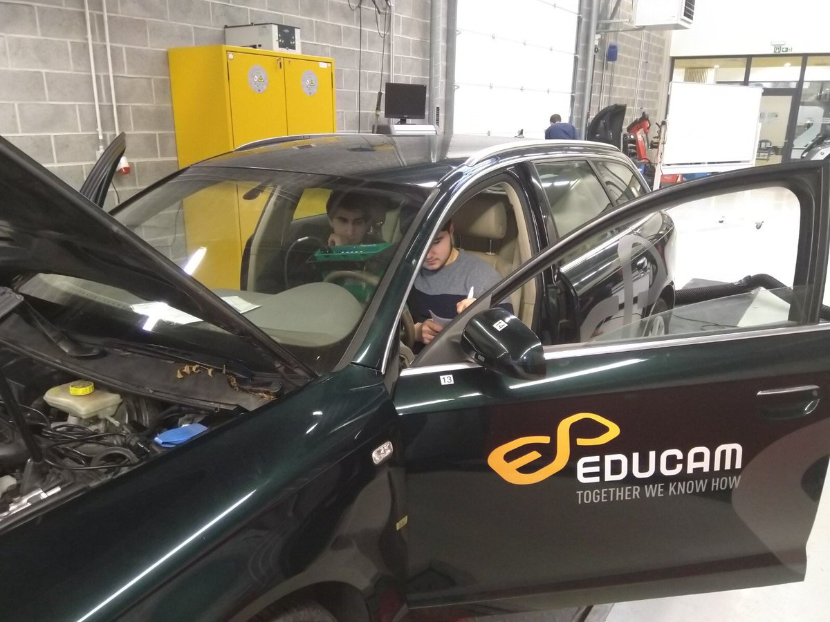 KTAMoBi's tweet photo. De leerlingen van het 7de jaar Diesel, Hybride en Elektrische Voertuigen volgen een 3-daagse opleiding bij #educam
Op het menu vandaag: “diagnose sensoren en actuatoren”. https://t.co/11k54wTqpI
