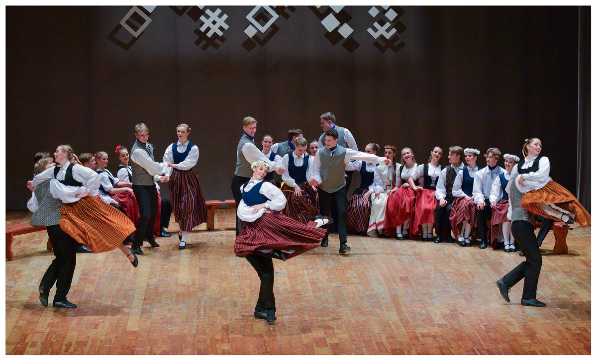 Sestdien (26.01.) Valmieras Kultūras centrā notiks XXI Jaunrades deju konkursa fināls. Skatītāju un žūrijas vērtējumam tiks nodotas 38 dejas.
Uz tikšanos Valmierā - jaunrades deju galvaspilsētā!
Vairāk - bit.ly/2U5lax6