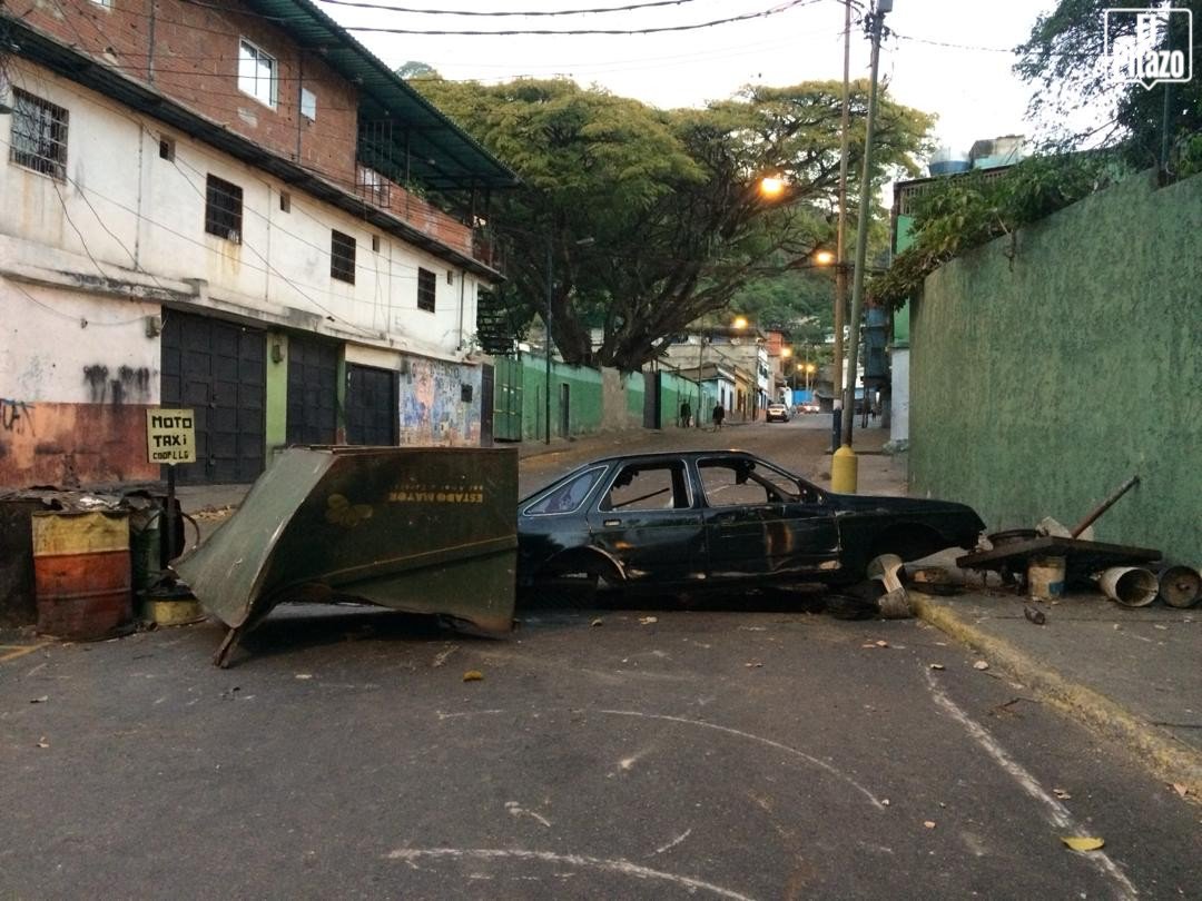 ElPitazoTV's tweet photo. 6:55am #AHORA #Caracas | Así amanecen Los Mecedores, al centro de la ciudad, luego de las protestas en contra de Nicolás Maduro ocurridas este lunes #22Ene - vía @RaynerPenaR https://t.co/Pgmfj2ZJtI