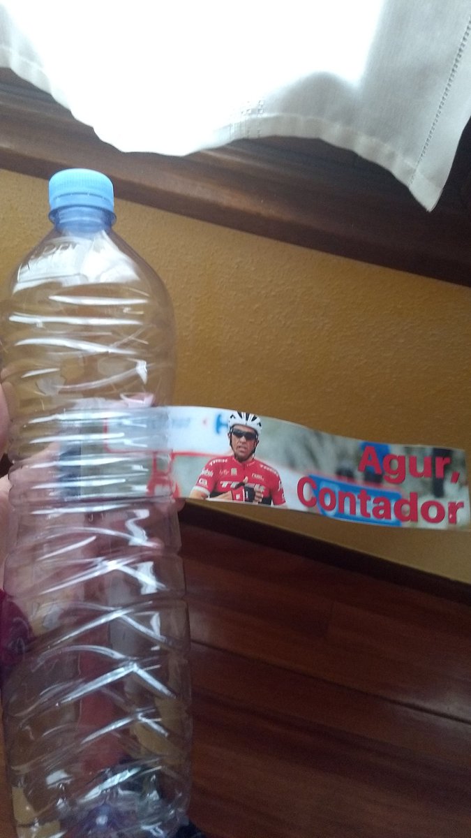 Jaialde_'s tweet photo. 10 minutu egon naiz Sherlock moduan bilatzen eta begiratu zer aurkitu dudan botilak duen etiketaren atzean! @AlbertoContador zure jarraitzailea bromazale ona da. https://t.co/75dnzgmC5g