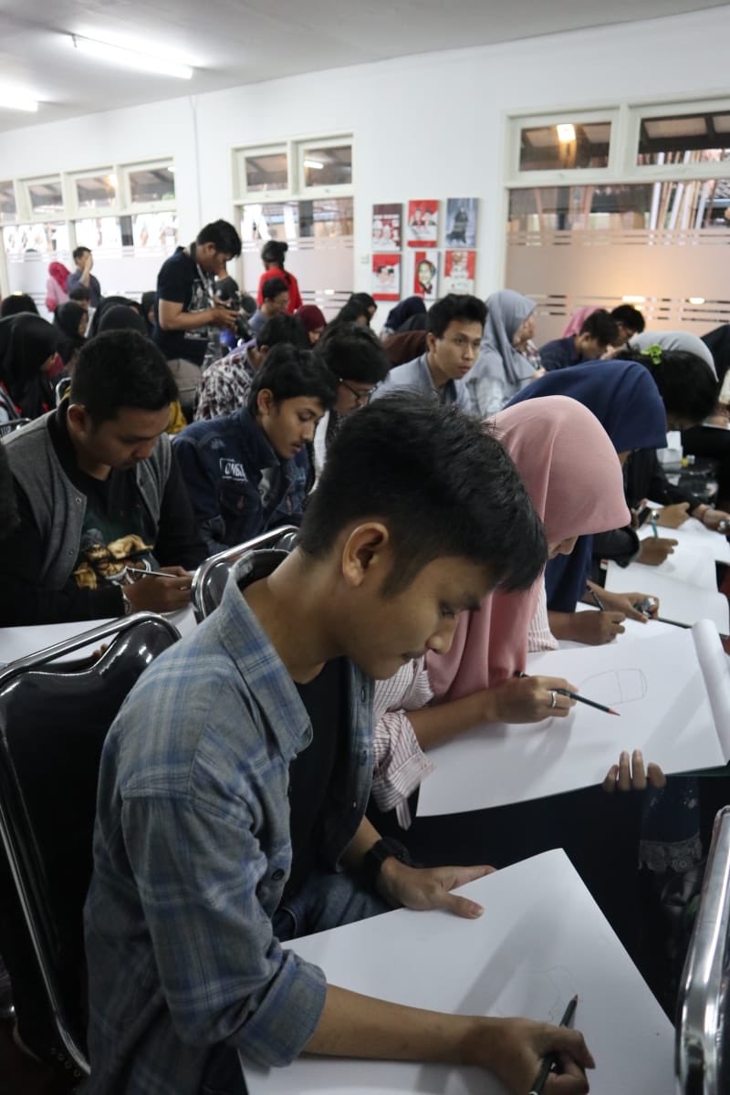 KaryaAdalahDoa's tweet photo. Teman-teman peserta workshop mulai menggambar sesuai tema yang diberikan: Anak Muda Optimis, Indonesia Maju.
Semangat, semuanya!
#PinterBareng
#KaryaAdalahDoa https://t.co/g1tf2THr8G
