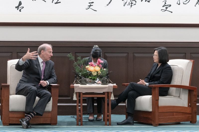 .@iingwen (right) exchanges ideas and views on key regional issues with @RichardHaass, president of #US think tank @CFR_org, at the Office of the President Jan. 21 in #Taipei City. (Courtesy of Office of the President)