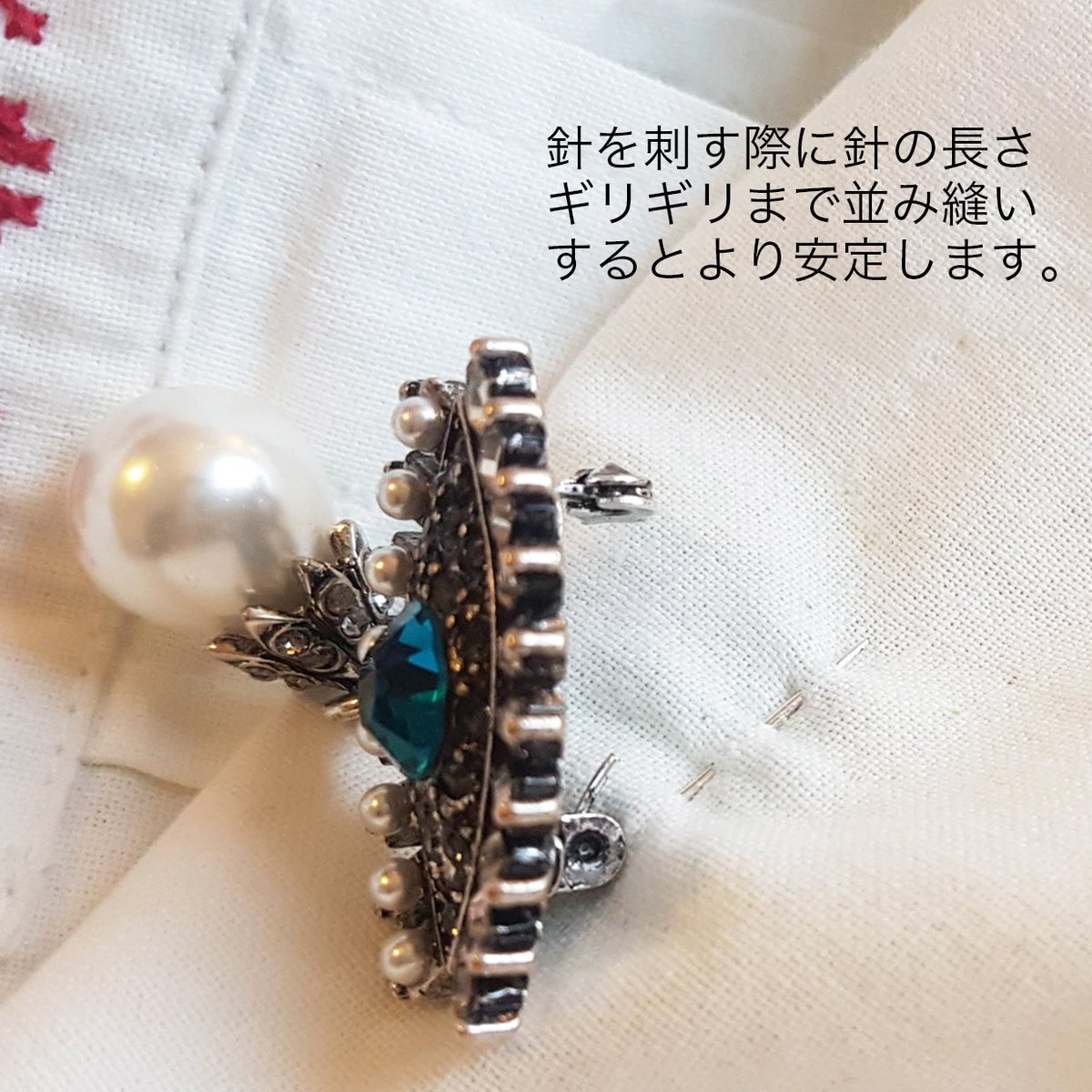 past_things_'s tweet photo. 【重みのあるブローチの付け方】

先日友人から「ブローチを傾けないで付ける方法はあるか」との質問を受けました。
普段の私の対処方を紹介すると感心してくれていたので、こちらにもまとめたものを掲載します。
参考になれば幸いです。 https://t.co/n8uC1xOY8E