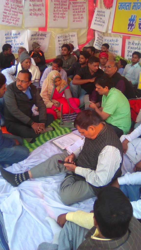 yogeshyyadav's tweet photo. बीएचयू के डॉ ओम शंकर जी आज तीसरे दिन अनसन पर हैं। एम्स और राष्ट्रीय स्वास्थ्य नीति को लेकर उनकी कुछ माँग है-
स्वास्थ्य के लिए "राष्ट्रीय नीति" घोषित करने,
स्वास्थ्य को मौलिक अधिकार मानने,
हर 6 करोड़ लोगों पर कम से कम एक AIIMS हो. समाजवादी पार्टी उनकी माँगों का समर्थन करती है| https://t.co/4sFsynWWo2