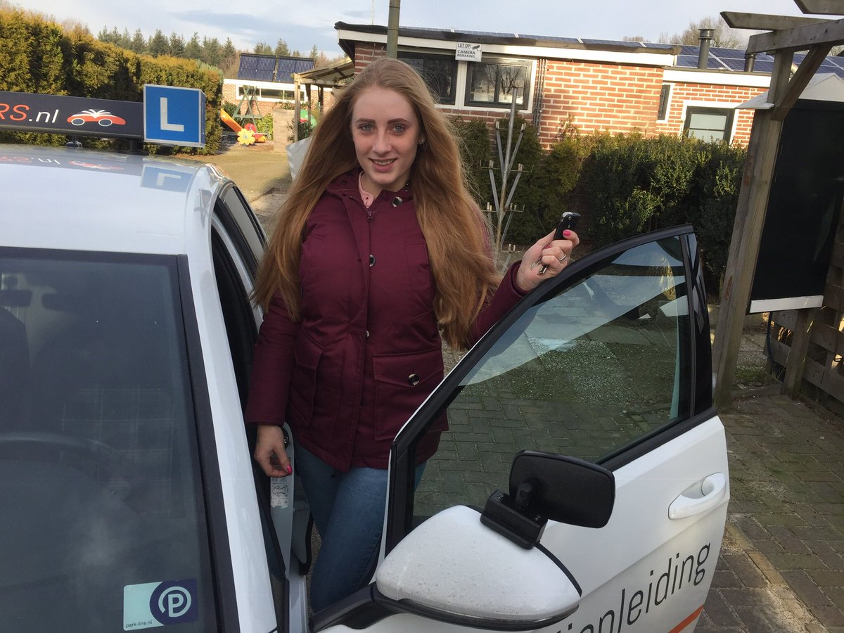 RijschoolWigers's tweet photo. Amber de Boer uit Badhoevedorp hield vandaag wel mooi haar rijbewijs in Assen bij @RijschoolWigers. Ondanks dat ze Assen niet kent had ze dit wel zo gepland i.c.m. haar studie in Assen. Nu Amsterdam nog even verkennen maar dat zal ook wel wennen😳van harte gefeliciteerd 🎉 https://t.co/NXRHs0j19i