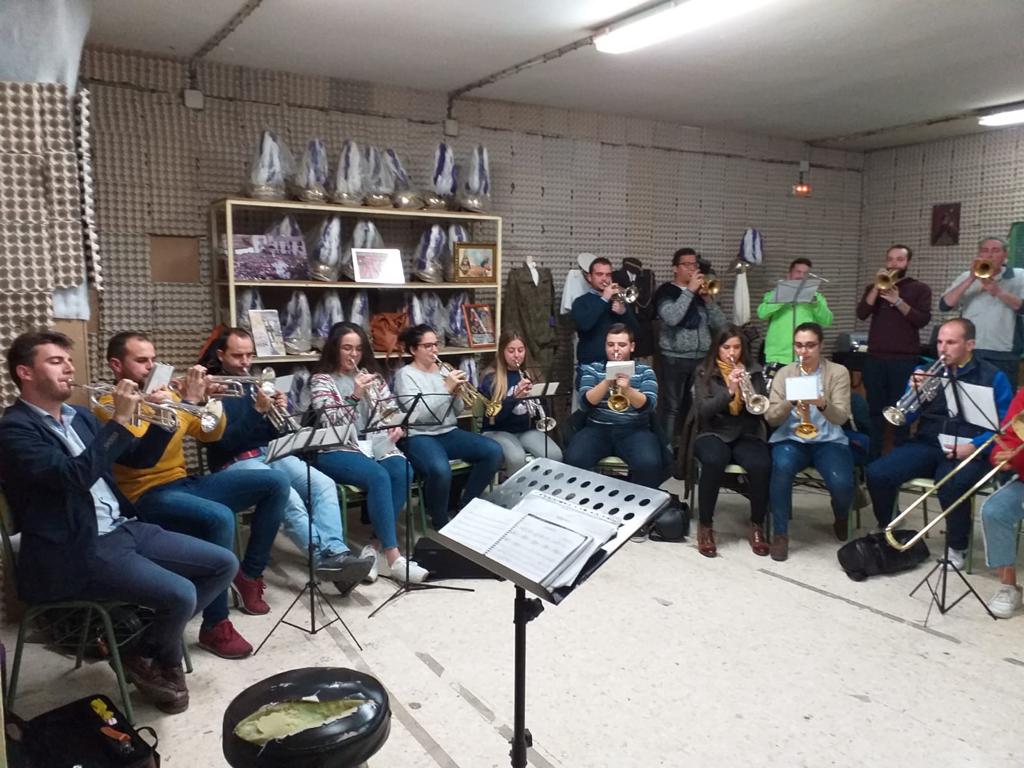 LosTurutas's tweet photo. Retomamos los ensayos de cara a la cuaresma y Semana Santa 2019. Seguimos trabajando, seguimos creciendo. 🎼🎺
#Sentimientoturuta https://t.co/JLBqKDJ7Ci