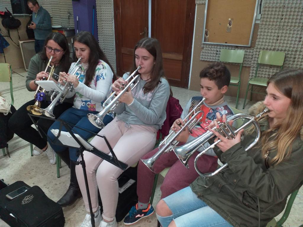 LosTurutas's tweet photo. Retomamos los ensayos de cara a la cuaresma y Semana Santa 2019. Seguimos trabajando, seguimos creciendo. 🎼🎺
#Sentimientoturuta https://t.co/JLBqKDJ7Ci