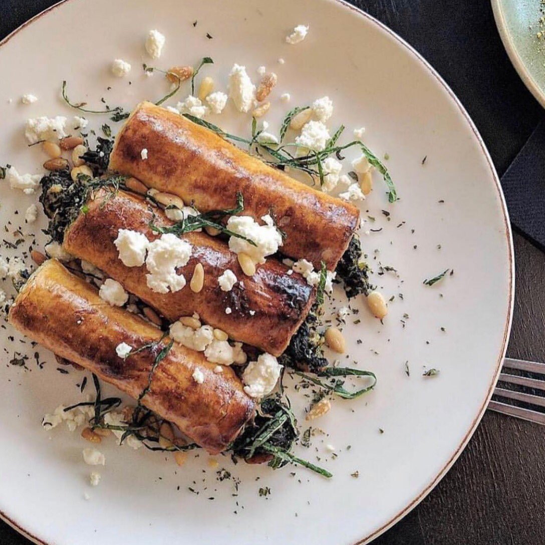 This is how I roll! 💁🏻‍♀️My börek is stuffed with spinach and feta and topped with pine nuts. 😍 Photo by <a href="/husvedat/">Hus Vedat</a> #yosmalondon