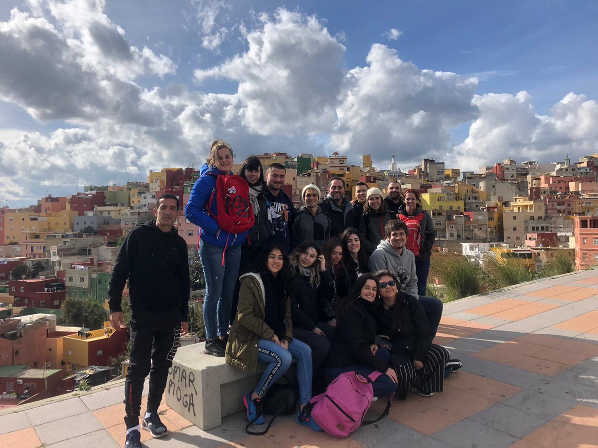 Hoy nuestros estudiantes visitan Ceuta, realidad de frontera. Encuentro en el barrio del Príncipe en Fundación Cruz Blanca.