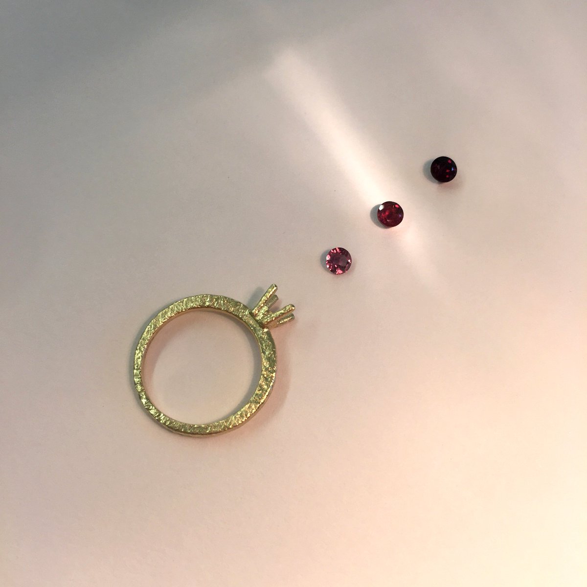 Three shades of garnet, the January birthstone, which would you choose?
#mayaselway #mayaselwayjewellery #gold #jewellerydesigner #jewelrydesigner #jewellery #jewelry #treasures #remain #handfusedgolddust #garnet #birthstone #januarybirthstone