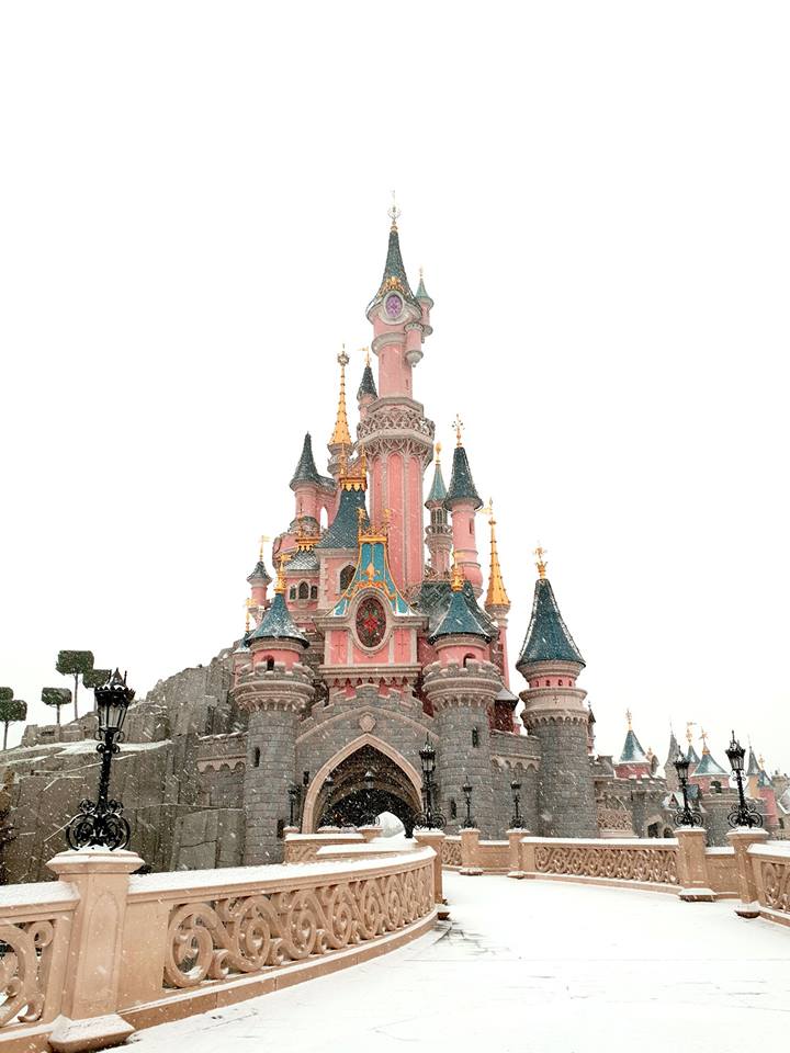 DPUnivers's tweet photo. Une toute autre magie... Disneyland Paris sous la neige ! 😍
Bien que toutes les équipes soient mobilisées, soyez prudent car les allées du parc restent très glissantes ! #disneysnow #snowwhite #disney #disneylandparis #dlp #disneysouslaneige #snowatdisneyland #snow #neige https://t.co/AeUwB96xig