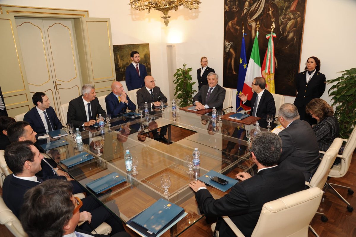 Alla Sicilia e al sud servono infrastrutture e credito più che assistenzialismo. Ho proposto un Piano per il Sud che con 20 miliardi di fondi UE svilupperà investimenti per 200 miliardi. Con il Presidente della Regione @Musumeci_Staff