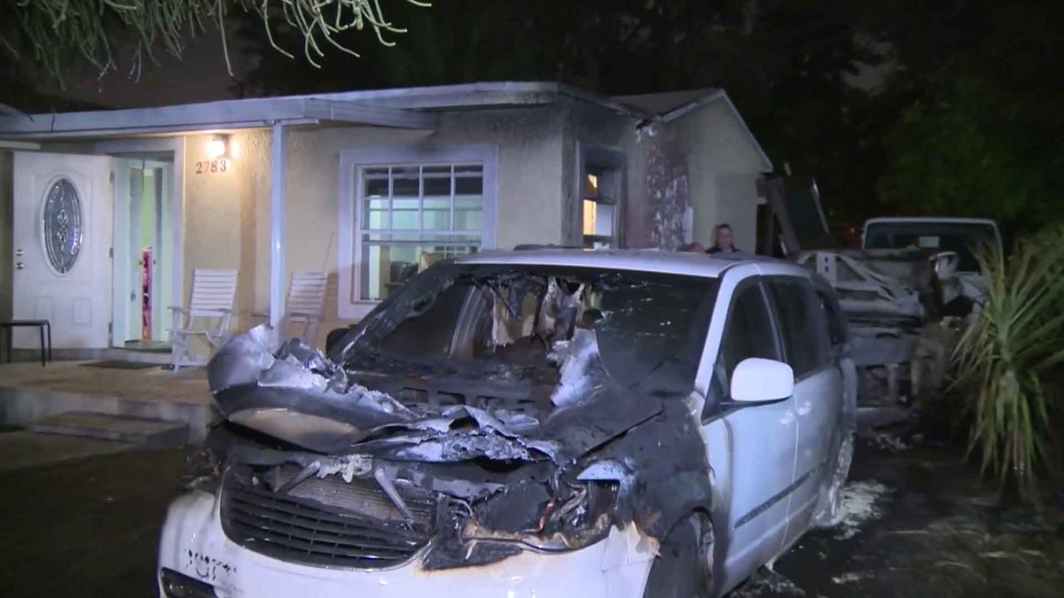 2 vehicles burst into flames outside Miami Gardens home bit.ly/2RGPjGs?utm_so… https://t.co/6SXerMhM13