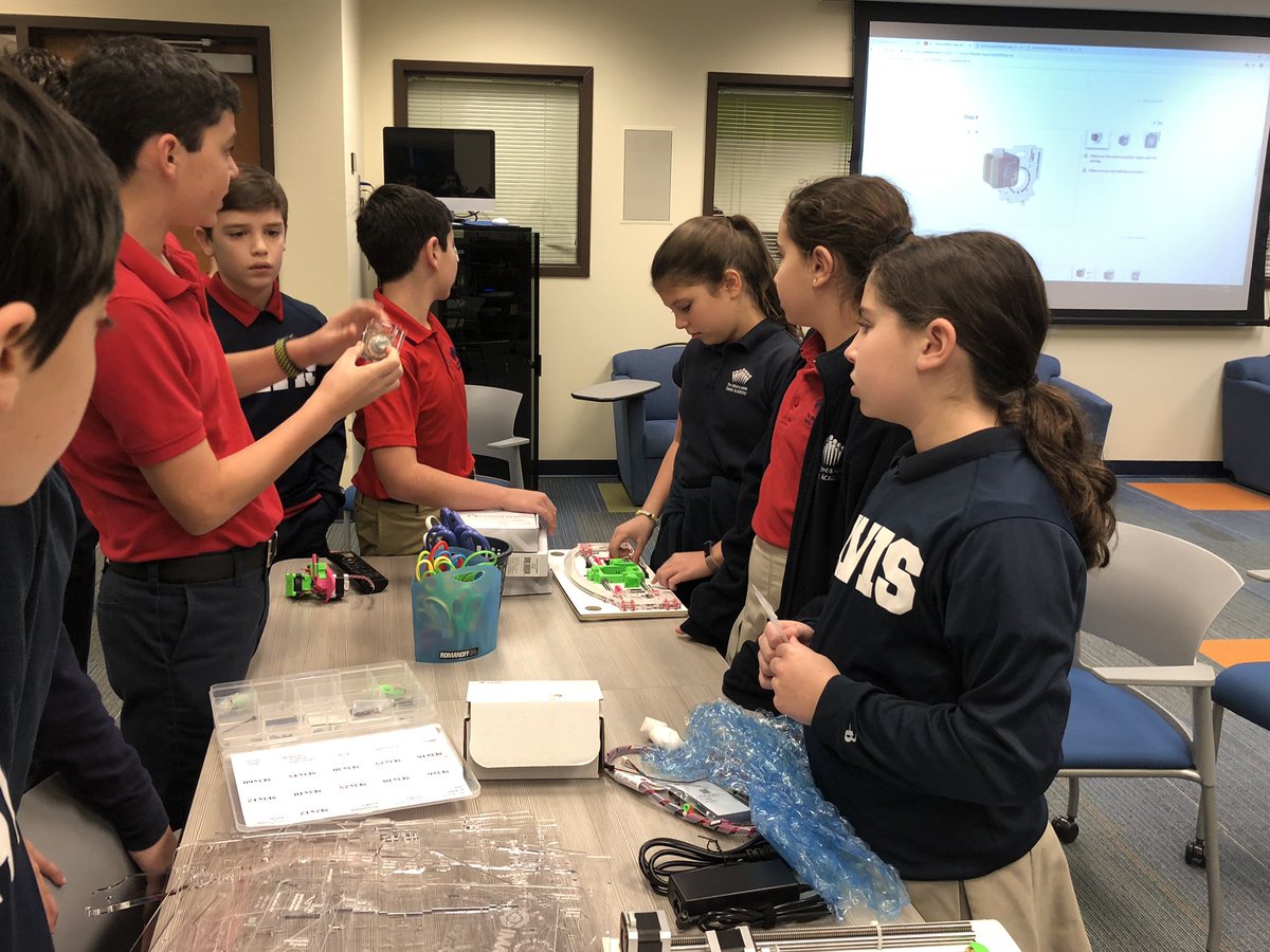 21stStacy's tweet photo. Can you tell what we are doing? It’s the #NetworkSherpa hive at work building a 3D printer @yesIMADE3D #davis6 #davis7 #davis8 @Davis_Academy https://t.co/3REdwRPIaR