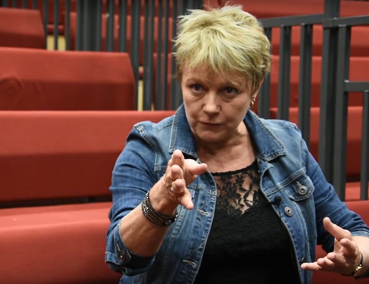 SolentUni's tweet photo. It's #OscarNominations day! Have you ever wondered how actors can express such strong emotions? Maggie Tarver gave us the lowdown on PEM, a technique where emotions come from internal organs and can be shaken off quickly and easily: https://t.co/cWB9ImJ8hN https://t.co/PSu0lo6cn7