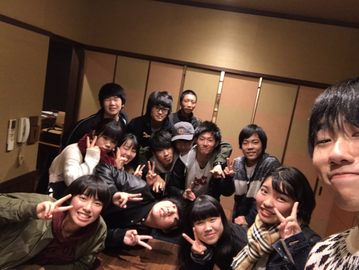 hisatonnd's tweet photo. ラインのアイコン変えたいんですけど
後4つで悩んでるんでアドバイス下さい

1枚目 唯一まともな顔のやつ
2枚目 後ろでこっそり宇宙人襲来
3枚目 顔のえら整形失敗時
4枚目 同一人物 https://t.co/PQzsGqhbIU