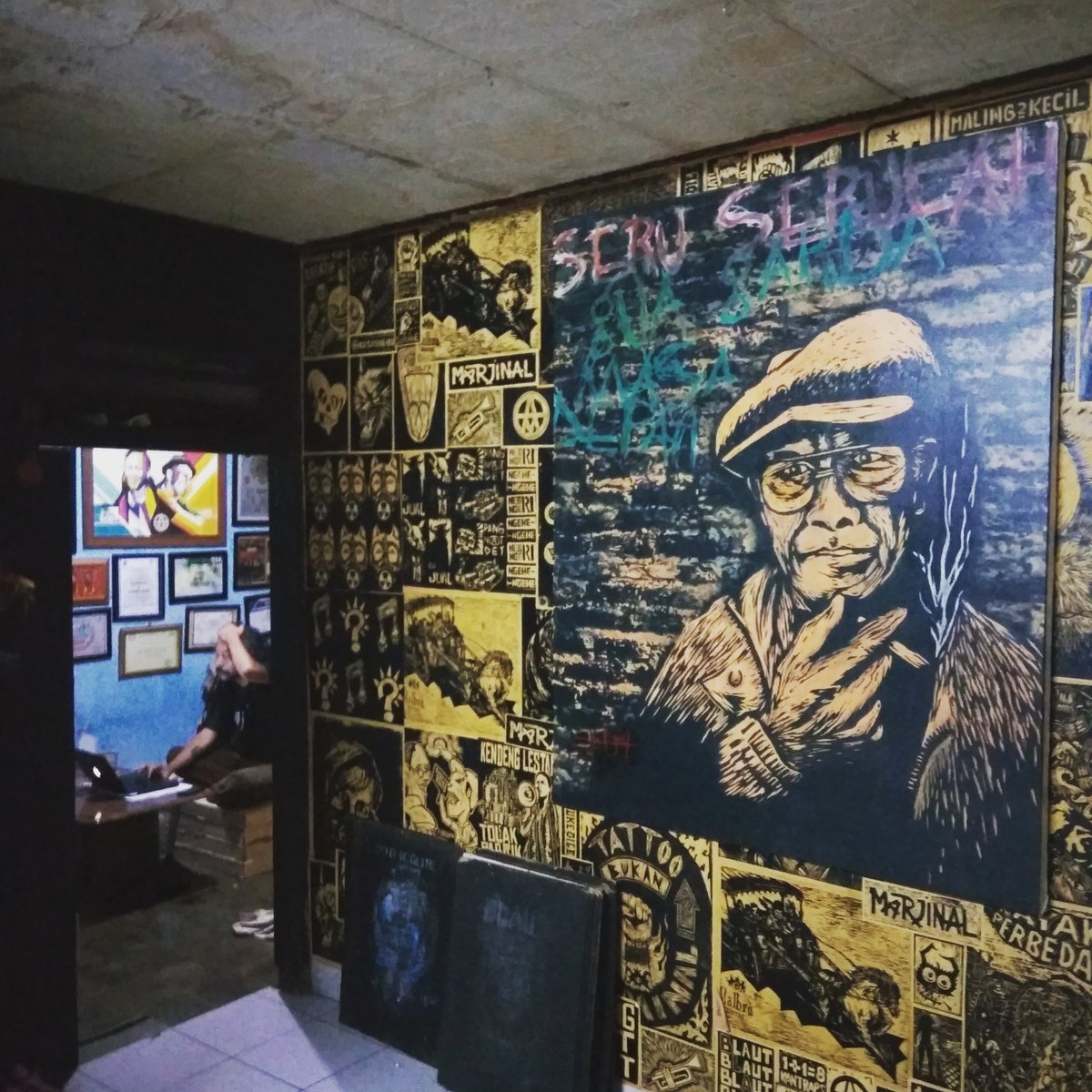 tarbi_marjinal's tweet photo. Lukisan Pram Size 119x148 Cm
Media Acrylic 2018 By Mike. 
Lukisan tsb menempel ditembok Basecamp TaringBabi, jadi penggingat, kata Pram" jgn takut pd pelajaran apa pun, krn ketakutan itu sdri kebodohan awal yg akn membodohkan semua". BELAJAR UNTUK TAU #Blaut  #Silaturasa https://t.co/cne0CUZkMw