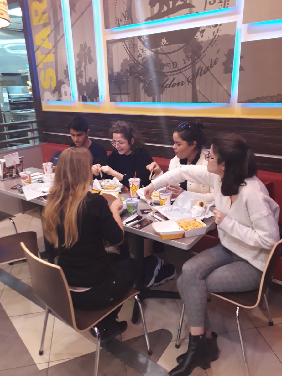 Koç Üniversitesi İşletme Kulübü Nautilus restoranımızda keyifli bir yemekte