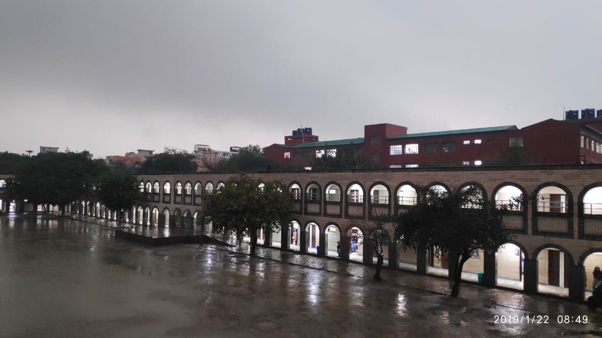 msisodia's tweet photo. वाह क्या सीन है...!!

आज सुबह बारिश के बाद दिल्ली के एक अध्यापक साथी ने अपने सरकारी स्कूल की नई बनी बिल्डिंग की ये तस्वीर भेजी ...
(सी-1, यमुना विहार) https://t.co/N3oPfKyKzV
