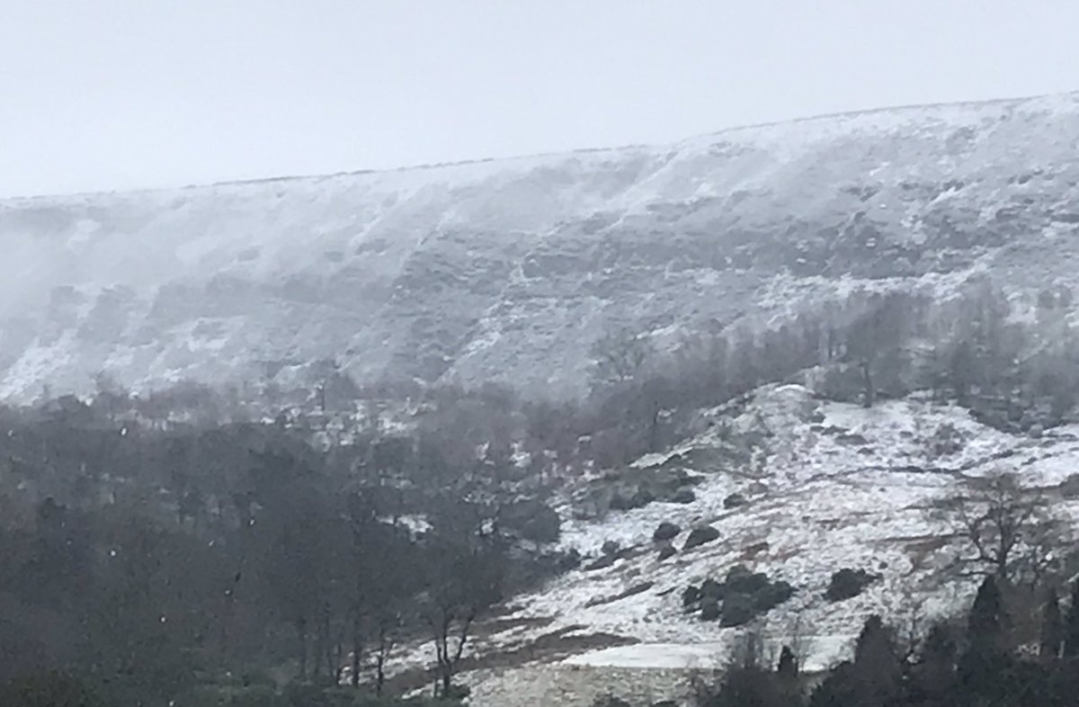 thisonepj's tweet photo. Snowy on the Lancashire hills #askmfp https://t.co/hBjkrueKwd