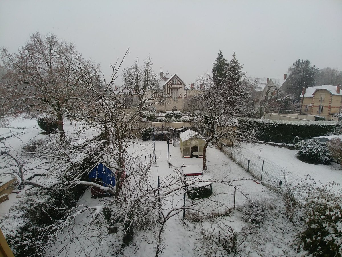 Il #neige en #Berry comme ici à  #Vierzon ... Et chez vous  ?#SoyonsPrudents