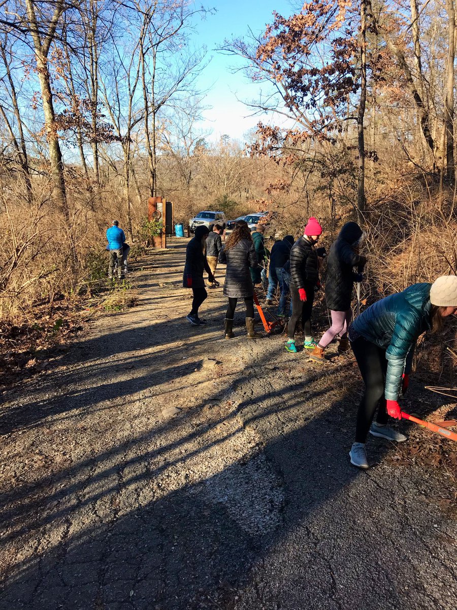 CHAPublicWorks's tweet photo. #CHAParks also had volunteers help at #StringersRidge for some trail maintenance work including removing invasive plants and cutting back vegetation from the sides of the trail. Thank you to everyone who joined #CHAPublicWorks yesterday and gave their time! #MLKDOS2019 https://t.co/H49Arj9jci