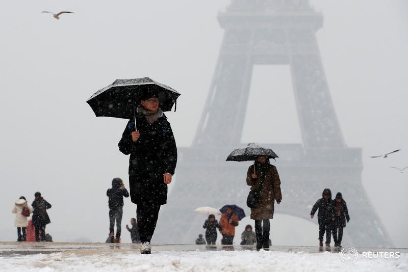 People walk on the Trocadero esplanade across from the Eiffel Tower in Paris, and more photos of the day: http://reut.rs/2sFhW7O 📷 Gonzalo Fuentes