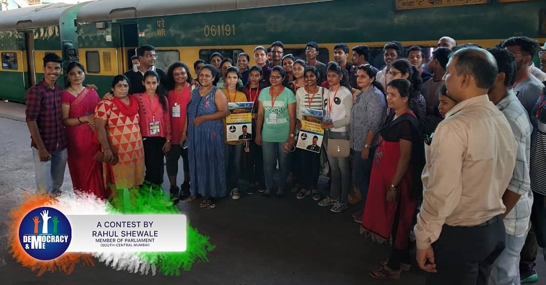 shewale_rahul's tweet photo. DemocracyAndMe Express रवाना !!!!!!!
#DemocracyAndMe winners leave for Delhi with my team. Parents and friends of the winners came in numbers to see off the winners...
Looking forward to join u all. #26For26th https://t.co/iqUVjDva5a