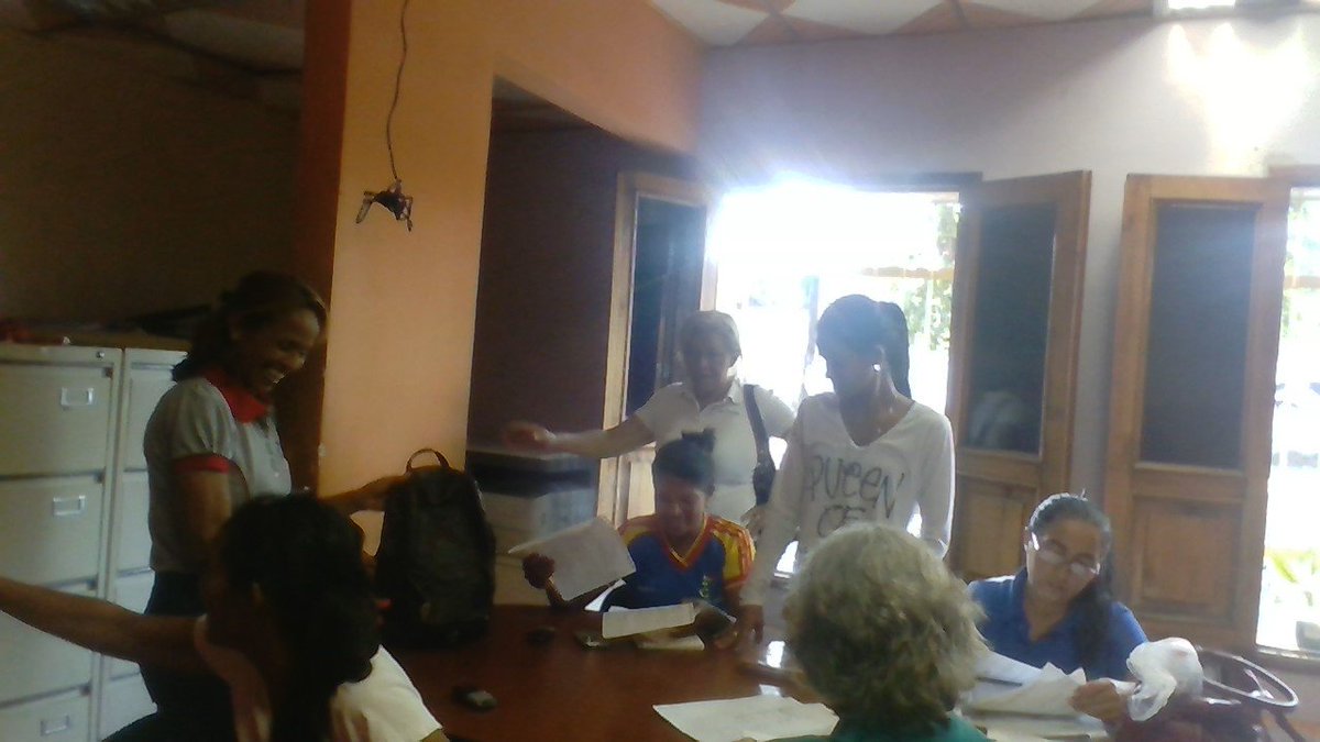 TurenComunal's tweet photo. #22Ene || @yurimar18revolu en reunion informativa y organizativa con #Promotores, en el marco de las actividades pautadas para mañana #23Ene. Pueblo organizado y movilizado en defensa del gobierno legitimo de @NicolasMaduro || @OnofrioC @TeodoraMendez https://t.co/jVmhD6CDpq