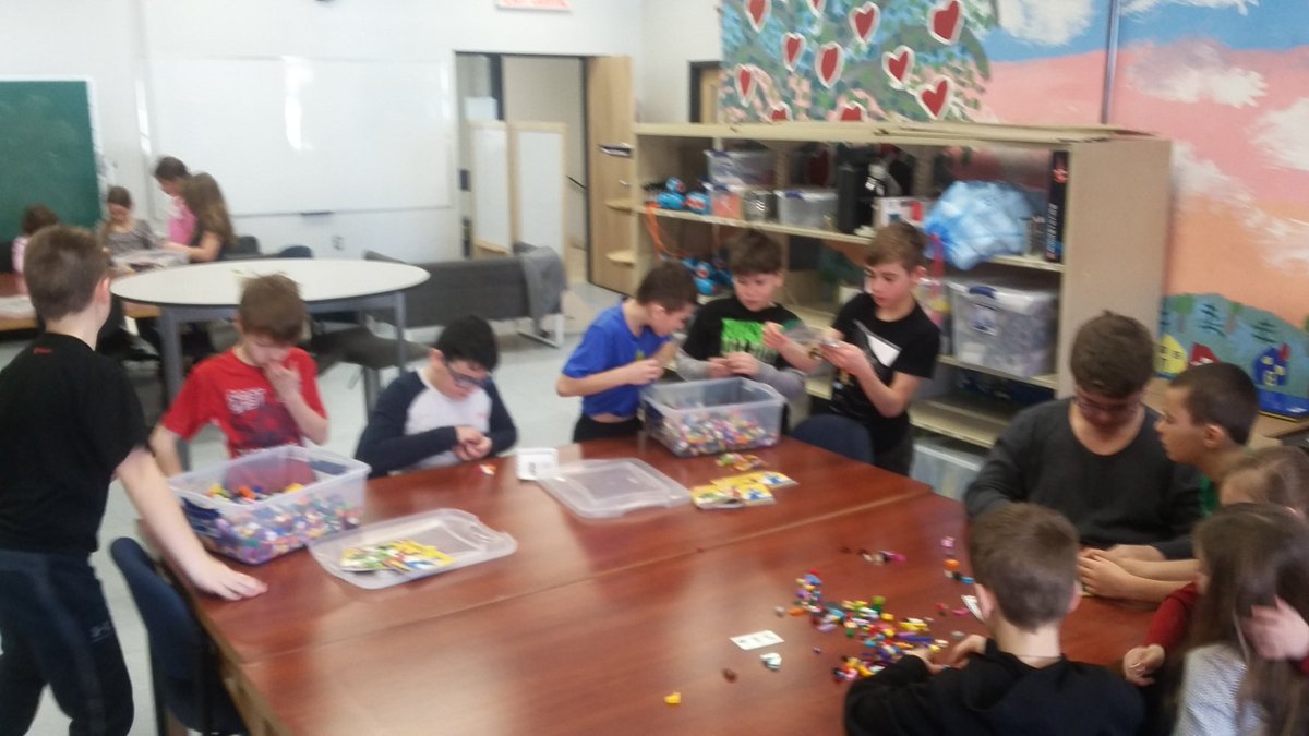 Des élèves engagés dans un défi Maker.  Ils doivent reproduire des infrastructures célèbres dans le monde <a href="/EEC_St_Victor/">EEC Saint-Victor</a>. #creativite #collaboration #resolutiondeprobleme