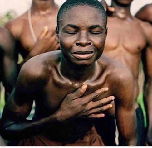 MeWitheCloud's tweet photo. Hay una tribu en Africa que cuando uno de ellos hace algo malo, lo llevan al pueblo y todos lo rodean durante días abrazándolo y diciéndole cosas buenas acerca de él o ella. La tribu piensa que todos nacemos siendo buenos, sólo que aveces lo olvidamos y es necesario recordarlo. https://t.co/MsmJytsXpf