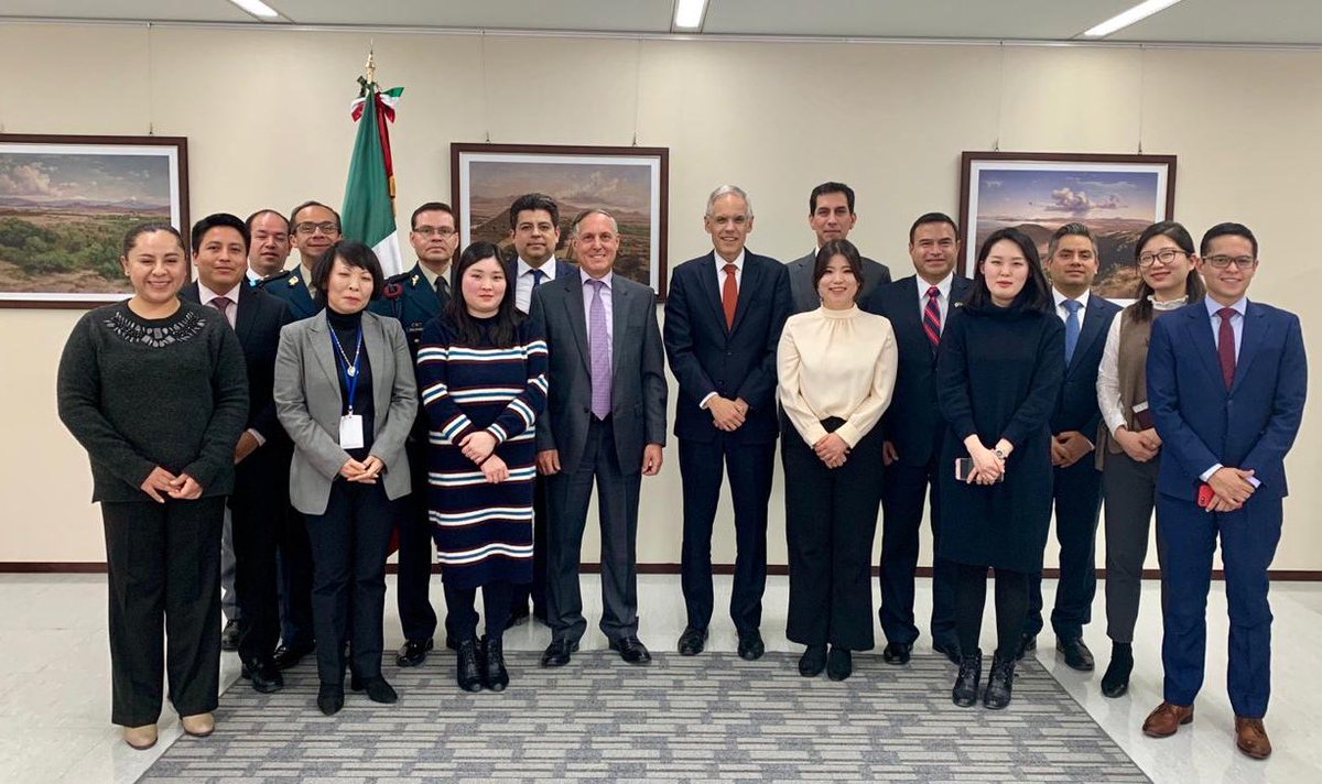 JulianVenturaV's tweet photo. El equipo de #MexicoEnCorea hace un gran trabajo diplomático y de promoción en un punto neurálgico de la política y economía mundial ¡Gracias por su apoyo! 🇲🇽🇰🇷 https://t.co/CaI34sXmjt