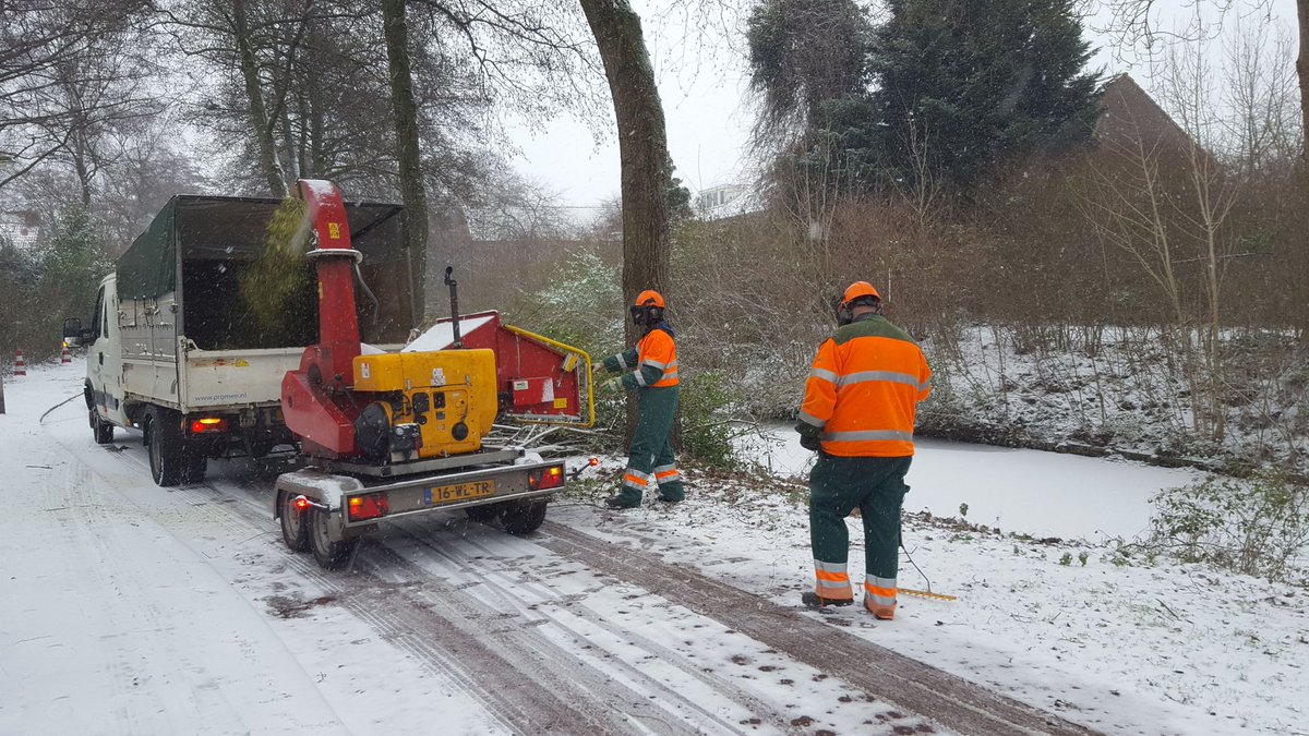 Iemco's tweet photo. Sneeuw, maar......de groenonderhoud ploeg gaat stug door. Stelletje bikkels! #sneeuw #groenonderhoud #Capelle #Schollevaar https://t.co/EyK9D3385Z
