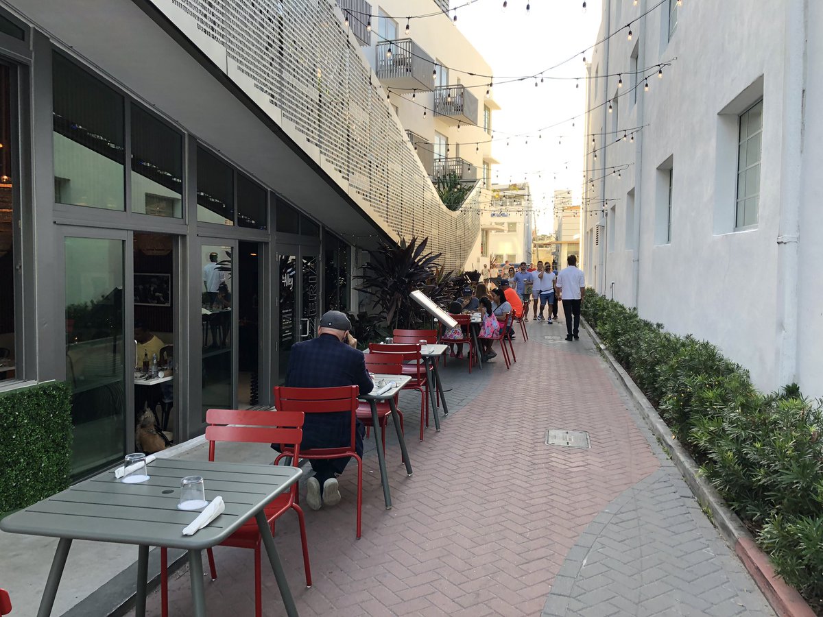 MikeLydon's tweet photo. Greater Miami’s growing # of pedestrian / curbless streets is raising the bar for other U.S. cities. These recent projects start at the increment of a block rather than creating multiblock “malls,”as popular in the 60s/70s, giving cities flexibility in creating people streets. https://t.co/fAuZVeUEiY