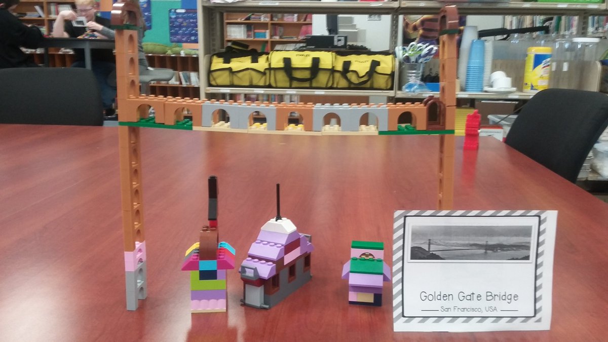 Une équipe de filles fières d'avoir construot une réplique de Golden Gate dans le carrefour d'innovation <a href="/EEC_St_Victor/">EEC Saint-Victor</a>